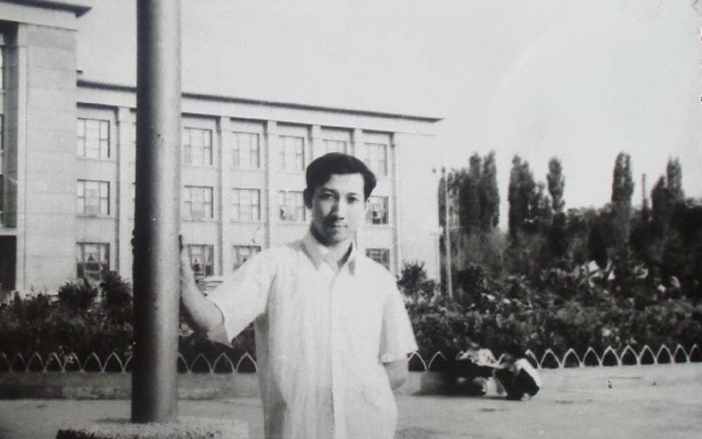 Erkin Sidick posing at Xinjiang University in 1982, while he was president of the Xinjiang University Student Association.